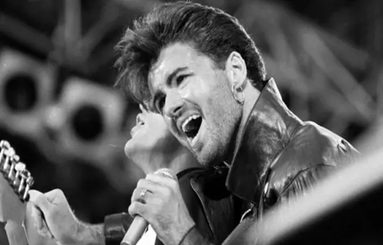 সাইপ্রাস থেকে আসা তার বাবার কাছ থেকে পাওয়া সাংস্কৃতিক বৈচিত্র্য, আর ইংরেজ মায়ের কাছ থেকে পাওয়া মানবিক দৃষ্টিভঙ্গিই হয়তো তাকে গড়ে তুলেছিল এক অন্যধারার শিল্পী হিসেবে। ছোটবেলা থেকেই সঙ্গীতের প্রতি ছিল প্রবল আগ্রহ। টিনএজেই তিনি সিদ্ধান্ত নেন, গানই হবে তার জীবনের লক্ষ্য।