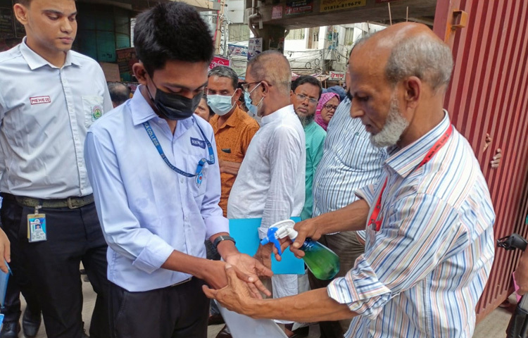 প্রত্যেক পরীক্ষার্থীকেই প্রবেশের আগে হ্যান্ড স্যানিটাইজার দিয়ে হাত পরিষ্কার করতে বলা হয়েছে।