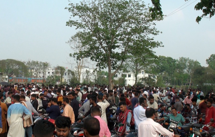 সবাই হয়তো নতুন বাইক কিনতে পারেন না, আবার পুরোনোটা বিক্রি করে নতুনটা কেনার সুযোগ চায় অনেকেই। এই হাট যেন তাদের স্বপ্নপূরণের ঠিকানা। একই সঙ্গে উদ্যোক্তা হওয়ার একটা পথও খুলে দেয় এ জায়গা।