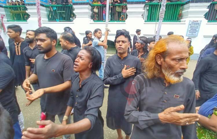 মিছিলে অংশগ্রহণকারীদের অধিকাংশই কালো পোশাক পরিধান করেছেন, যা শোক প্রকাশের প্রতীক। অনেকের হাতে প্রতীকী ছুরি, আলাম, নিশান, বেস্তা ও বইলালাম- যা কারবালার ঘটনা স্মরণ করিয়ে দেয়। ছবি: মাহবুব আলম