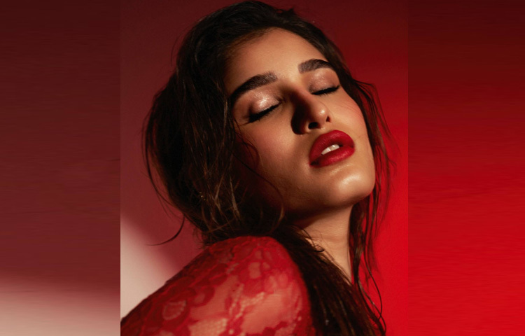 সবচেয়ে বেশি চোখে পড়েছে তার লাল সেমি ম্যাট লিপস্টিক। এই লিপকালার পুরো লুকটিকে আরও নিখুঁতভাবে সংজ্ঞায়িত করেছে।