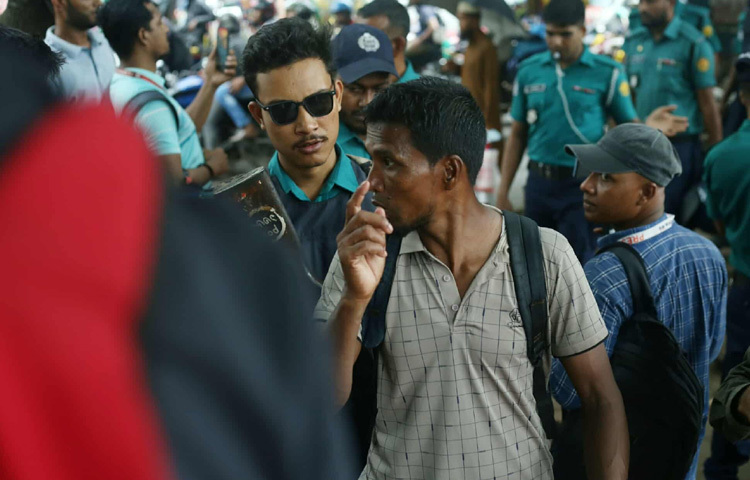 তিন দফা দাবি আদায়ের লক্ষ্যে রাজধানীর কাকরাইল মোড়ে অবস্থান নেওয়া চাকরিচ্যুত বিডিআর সদস্যদের ছত্রভঙ্গ করতে জলকামান ও সাউন্ড গ্রেনেড ব্যবহার করেছে পুলিশ। ছবি: মাহবুব আলম