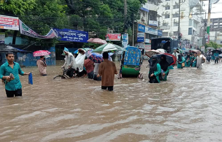 একই উদ্বেগ গাড়িচালক বেলায়েত হোসেনের কণ্ঠে, ‘গত বছর ভয়াবহ বন্যায় যা হারিয়েছি, তার ক্ষত এখনো ভরেনি। আবারও এমন পরিস্থিতি আসছে দেখে পরিবার নিয়ে শহর ছাড়ার কথা ভাবছি।’
