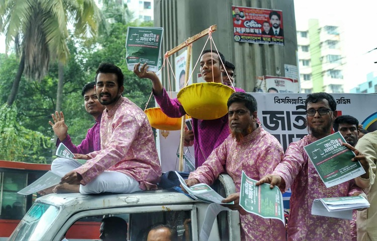 আগামী ১৯ জুলাই শনিবার সোহরাওয়ার্দী উদ্যানে বাংলাদেশ জামায়াতে ইসলামীর জাতীয় সমাবেশ। এ উপলক্ষে দলের কর্মীরা ট্রাকে দাঁড়িপাল্লা প্রতীক নিয়ে লিফলেট বিতরণ করছেন। ছবিটি জাতীয় প্রেসক্লাবের সামনে থেকে তোলা। ছবি: মাহবুব আলম