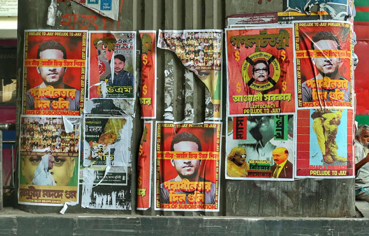 শাহবাগের এই নামহীন পোস্টার শুধু কিছু কাগজে ছাপা শব্দ নয়-এটি এক ধরনের সামাজিক মনস্তত্ত্বের বহিঃপ্রকাশ। যেখানে ভয় আর অভিমান মিশে গিয়ে জন্ম দেয় ‘নামহীন প্রতিবাদ’।