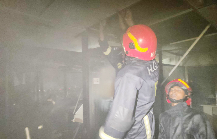 ফায়ার সার্ভিসের ৫টি ইউনিট টানা এক ঘণ্টার চেষ্টায় নিয়ন্ত্রণে এসেছে রাজধানীর মতিঝিল সেনা কল্যাণ ভবনে লাগা আগুন। ১৭ জুলাই রাতে বিষয়টি নিশ্চিত করেছেন ফায়ার সার্ভিসের কন্ট্রোল রুম কর্মকর্তা মো. আনোয়ারুল ইসলাম। ছবি: জাগো নিউজ