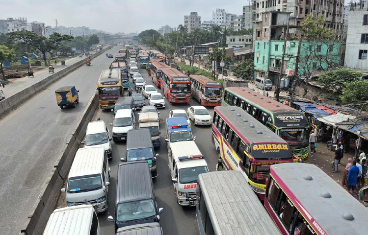 এছাড়া সমাবেশে অংশ নিতে প্রচুর মাইক্রোবাসও দেখা গেছে। বাসগুলো মেয়র হানিফ ফ্লাইওভার দিয়ে গুলিস্তান হয়ে সোহরাওয়ার্দী উদ্যানের দিকে যাচ্ছে।