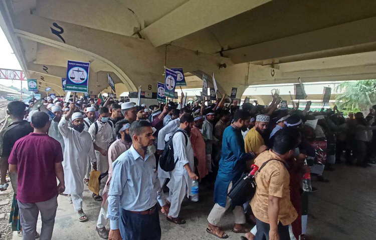 কারও হাতে জামায়াতের পতাকা, কারও গলায় ঝোলানো ব্যাগ-সবার একটাই গন্তব্যে, ঢাকার সমাবেশস্থলে উপস্থিতি নিশ্চিত করা।