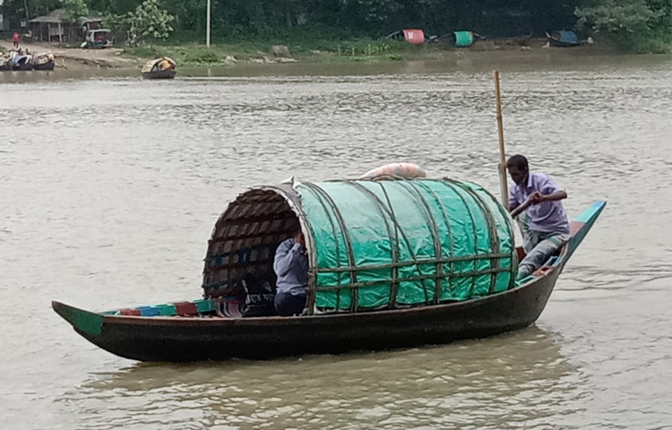 কাঠের তৈরি নৌকাগুলো এখন আর নদীতে মুখ্য ভূমিকা রাখে না। নতুন প্রজন্ম জানেই না এই সরল বাহনের সৌন্দর্য, আত্মিক টান আর সংস্কৃতি কতটা গভীর ছিল।