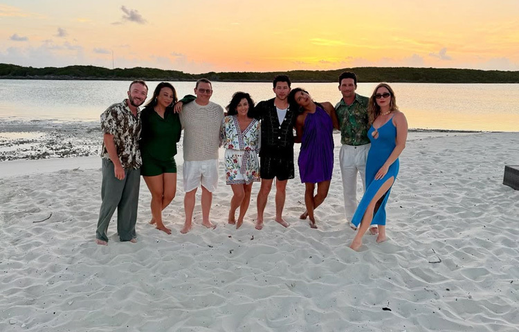 এই ভ্যাকেশনের প্রতিটি ছবি ছিল ভালোবাসায় মোড়া। শ্বশুরবাড়ির লোকজনের সঙ্গে এমন ঘনিষ্ঠ সময় বলেই বোঝা যায়, প্রিয়াঙ্কার কাছে পরিবার ঠিক কতটা গুরুত্বপূর্ণ। সব মিলিয়ে জন্মদিনের এই ট্রিপটিকে প্রিয়াঙ্কা নিজেই বলেছেন তার ‘সেরা বার্থডে ট্রিপ।