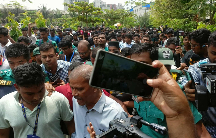 রোববার দুপুরে উত্তরার ১১ নম্বর সেক্টরের আকাশে ভেঙে পড়া সেই বিমানটি ছিন্নভিন্ন করে দিয়েছিল মাইলস্টোন কলেজের শান্ত পরিসর। শিক্ষার্থীদের চোখের সামনে ঘটে যাওয়া এ দুর্ঘটনায় সৃষ্টি হয় তীব্র মানসিক ও সামাজিক আলোড়ন। এ রকম স্পর্শকাতর মুহূর্তেই সোমবার কলেজে পরিদর্শনে যান অধ্যাপক আসিফ নজরুল।