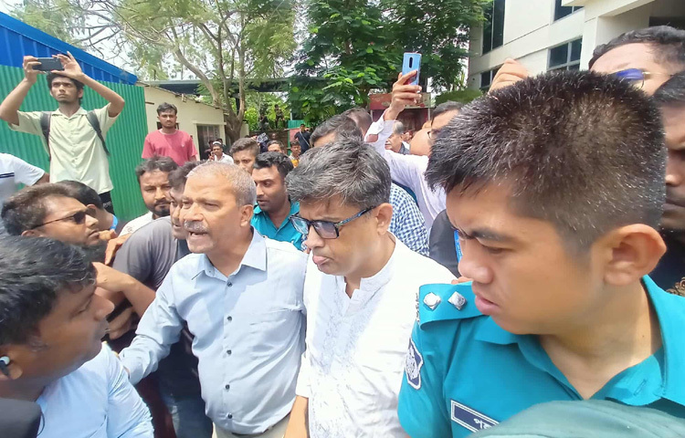 এর আগে শিক্ষার্থীরা ৬ দফা দাবি তুলে ধরেন।