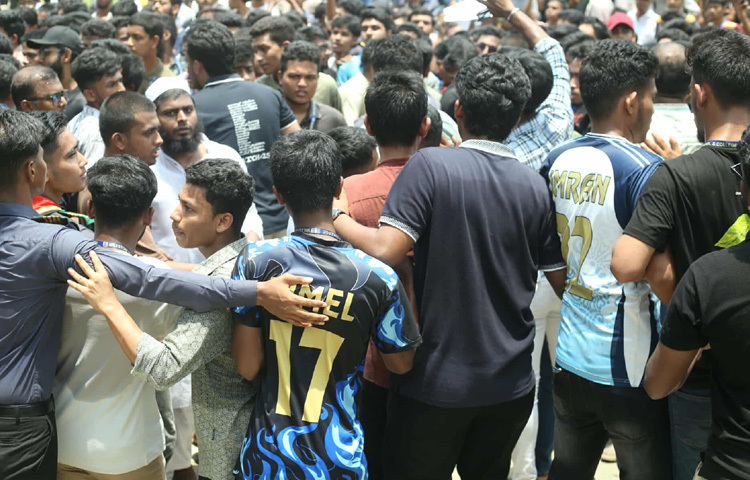 ক্যাম্পাসে অতিরিক্ত পুলিশ মোতায়েন করা হয়েছে। কলেজ কর্তৃপক্ষের অনুরোধে প্রশাসনিক কর্মকর্তারা পরিস্থিতি শান্ত রাখতে কাজ করছেন। তবে শিক্ষার্থীরা এখনো বিক্ষোভ চালিয়ে যাচ্ছে।