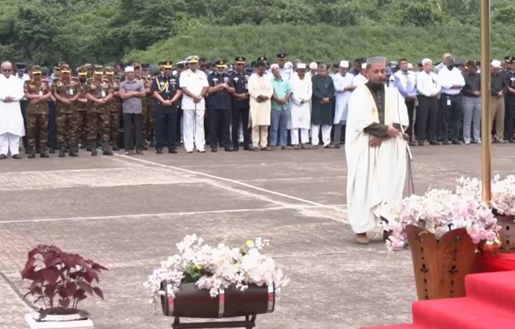 ফিউনারেল প্যারেড অনুষ্ঠান শেষে দুপুর ১টা ৫ মিনিটের দিকে রাজধানীর কুর্মিটোলায় নিহত পাইলট তৌকির ইসলামের জানাজা সম্পন্ন হয়।