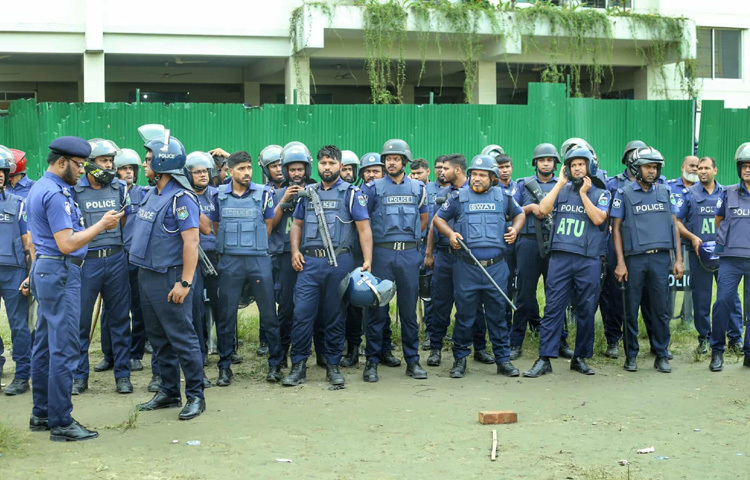 এ ঘটনায় আইনশৃঙ্খলা বাহিনীর বিপুল সদস্য মোতায়েন করা হয় কলেজ চত্বর এবং আশপাশের এলাকায়।