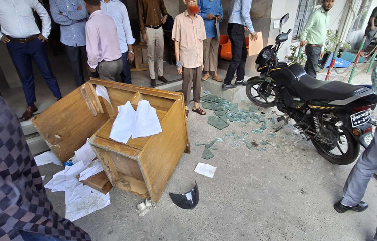 চলমান এইচএসসি পরীক্ষার্থী ও চলতি বছর এসএসসি পরীক্ষায় অকৃতকার্য শিক্ষার্থীরা সচিবালয়ের সামনে অবস্থান নিয়ে বিক্ষোভ করেন বলে জানা গেছে। এছাড়া উত্তরার দিয়াবাড়িতে মাইলস্টোন স্কুল অ্যান্ড কলেজ ক্যাম্পাসে বিমানবাহিনীর প্রশিক্ষণ বিমান বিধ্বস্তে হতাহতের ঘটনায় বিক্ষুব্ধ শিক্ষার্থীরাও রয়েছেন।