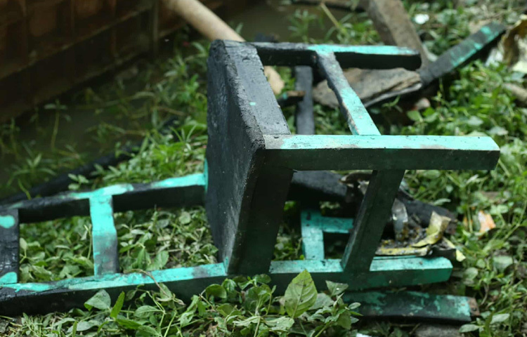 বাইরে পরে আছে পুড়ে যাওয়া চেয়ার।