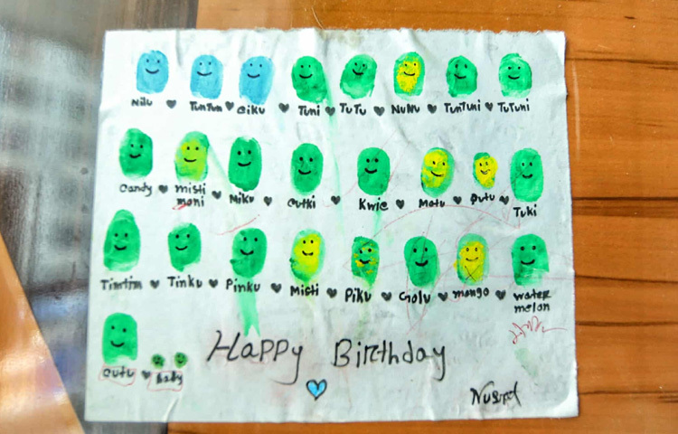 নুসরাতের ঘর এখন যেন সময়ের কাছে আটকে আছে। যেখানে প্রতিদিন ঘুম থেকে উঠে সে মায়ের কাছে ছুটে আসত, এখন সেখানে শুধুই নিস্তব্ধতা। জানালার পাশে রাখা সেই পুতুলটা, যেটা নুসরাত তার জন্মদিনে উপহার পেয়েছিল আজও তাকিয়ে আছে এক অনন্ত শূন্যতায়।