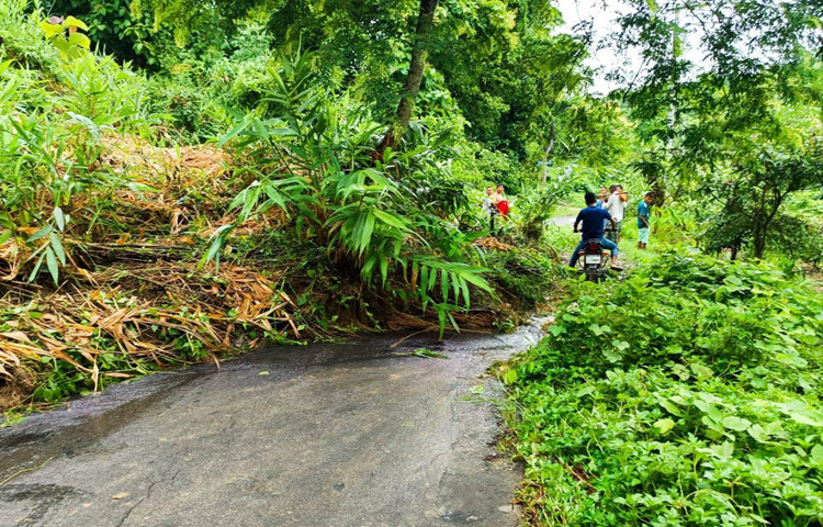 স্থানীয় বাসিন্দারা হাত লাগিয়েছেন সড়ক পরিষ্কারের কাজে। তবে ভারী যন্ত্রপাতি ছাড়া বড় পাথর ও গাছ সরানো সম্ভব নয় বলেই জানিয়েছেন তিনি।