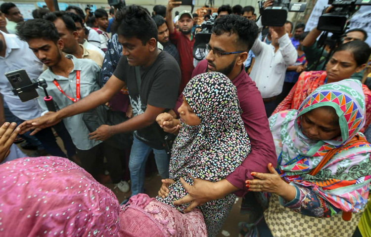 ছবিটা ভাইরাল হয়েছে মাইলস্টোন স্কুল গেটের সামনে। ব্যাগ হাতে নিয়ে ভেঙে পড়ছেন এক নারী, স্কুল ড্রেসের রঙ, ব্যাগের ডিজাইন, সব মিলিয়ে বোঝা যাচ্ছে সেই মেয়েটি ছিল আদরের, ছিল প্রিয়জনদের আনন্দের কেন্দ্র। এই এক ব্যাগেই যেন গুমরে কাঁদছে হাজারো সন্তানের ভবিষ্যৎ, একটি প্রজন্মের নিরাপত্তাহীনতা।