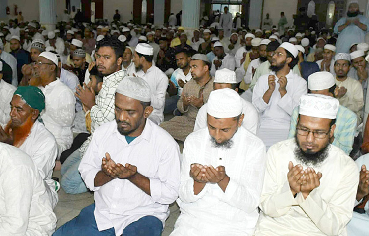 উত্তরার মাইলস্টোন স্কুল অ্যান্ড কলেজে যুদ্ধবিমান বিধ্বস্তের ঘটনায় নিহতদের রুহের মাগফিরাত ও আহতদের সুস্থতা কামনায় দেশের সব মসজিদে আজ বাদ জুমা বিশেষ দোয়া ও মোনাজাত অনুষ্ঠিত হয়। এ ছাড়া অন্যান্য ধর্মীয় উপাসনালয়ে সুবিধাজনক সময়ে বিশেষ প্রার্থনা অনুষ্ঠিত হবে। ছবি: জাগো নিউজ