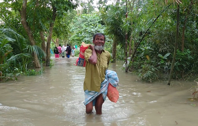 পুরান বাজার এলাকার ব্যবসায়ী রফিকুল ইসলাম বলেন, ‘এর আগে পানি তুলনামূলক কম ছিল। কিন্তু বিকেল থেকে বাতাসের তীব্রতার সঙ্গে নদীর ঢেউ বেড়েছে। ফলে দোকানে পানি ঢুকে পড়ে। বাধ্য হয়ে মালপত্র সরিয়ে নিয়েছি।’