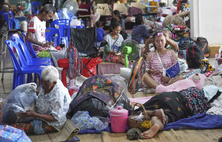 থাইল্যান্ডের সুরিন প্রদেশের একটি উচ্ছেদ কেন্দ্রে বিশ্রাম নিচ্ছেন ঘরবাড়ি ছেড়ে পালিয়ে আসা থাই বাসিন্দারা।