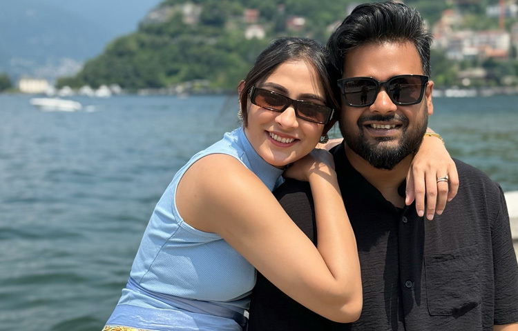 কখনো আবার রাজীবের কাঁধে মাথা রেখে ভালোবাসায় ভরা এক শান্ত মুহূর্তে।