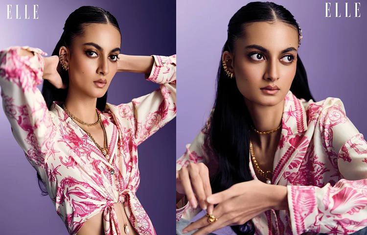 দ্বিতীয় লুকে সারা হাজির হয়েছেন আরও সাহসী ও স্টাইলিশ অবতারে। ব্যাগি জিনসের সঙ্গে জোড়া লেগেছে টুইস্টেড সিল্কি ক্রপ শার্ট, যাতে ছিল গোলাপি রঙের সমুদ্র-প্রেরিত মোটিফ। এটিও ভারসাচির স্টেটমেন্ট কালেকশনের অংশ। চুলের স্টাইলেও ছিল যত্নের ছাপ; মাঝখান থেকে সিঁথি করে, কিছু চুল পেছনে বেঁধে বাকিগুলো খোলা রাখা হয়েছে। সঙ্গে ছোট্ট এক ফুলের ক্লিপ, যা এই লুককে দিয়েছে এক কোমল ছোঁয়া।