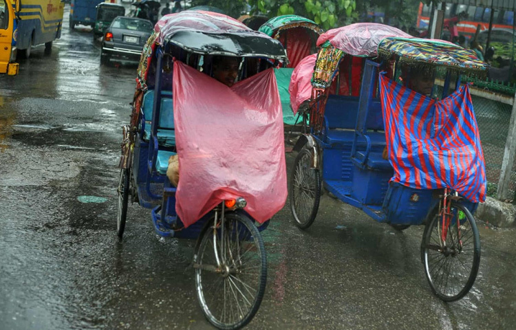 ঢাকার এই ধরনের বৃষ্টিপাত শুধু শহরের চলাচলকে ব্যাহত করেই না, পাশাপাশি নিম্ন আয়ের মানুষের জীবনে এক ধরনের অনিশ্চয়তা ও চ্যালেঞ্জ সৃষ্টি করে। কারণ তাদের জন্য প্রতিদিনের আয়-রোজগারই বড় সংগ্রাম। আজকের বৃষ্টিতে যেমন রাস্তা ভিজে দাঁড়িয়ে থাকতে হচ্ছে, তেমনি বিক্রি না হওয়া পণ্য হাতেই রেখে ফিরে যেতে হচ্ছে অনেককে।