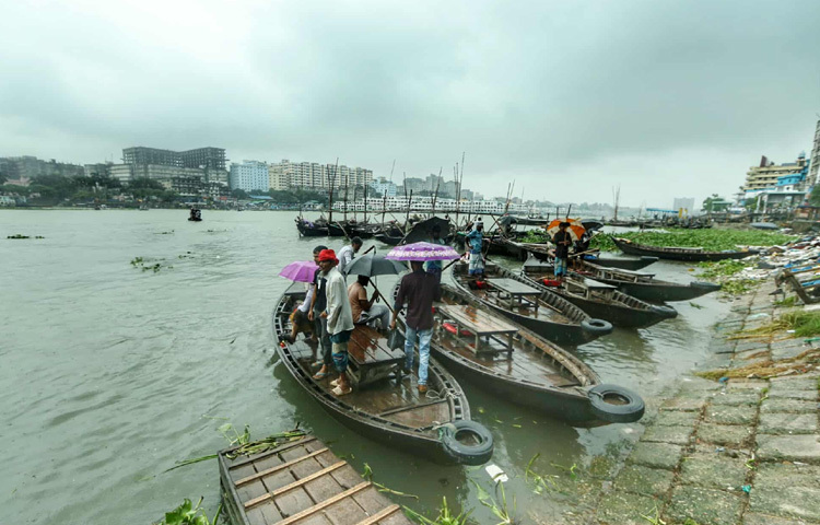 মাথার ওপর ছাতা ধরে, কেউ হেঁটে যাচ্ছে পাটুরঘাট থেকে মিটফোর্ড ঘাটে, আবার কেউ নৌকায় বসে এপার থেকে ওপারে পারাপার করছেন; কেউ কাজে, কেউ বা নিছক ঘোরার উদ্দেশ্যে।