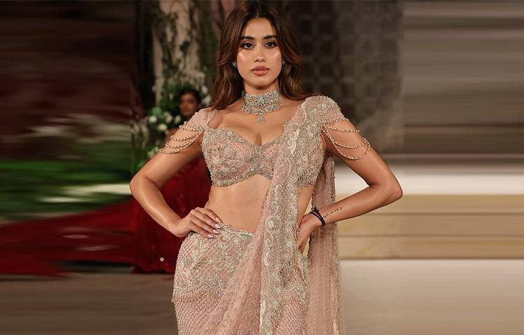 লেহেঙ্গার কাটে ছিল মারমেইড সিলোয়েটের ছোঁয়া, যা তার গড়নকে আরও মাধুর্যময়ভাবে তুলে ধরেছে।