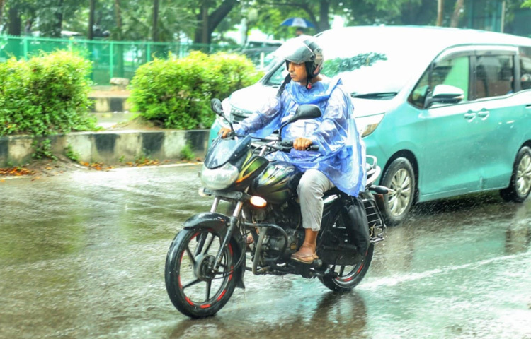আজকের দিনটা যেন নিছক এক আবহাওয়ার খবরে আটকে রাখা যায় না। দুপুরের পর থেকে মেঘে ঢাকা ঢাকার আকাশ আসলে আমাদের জীবনের এক বিশাল প্রতিচ্ছবি; যেখানে চাপা কষ্ট, অতৃপ্তি, স্বপ্ন আর নরম ভালোলাগাগুলো মিলেমিশে একটা দিনকে করে তোলে অসাধারণ।