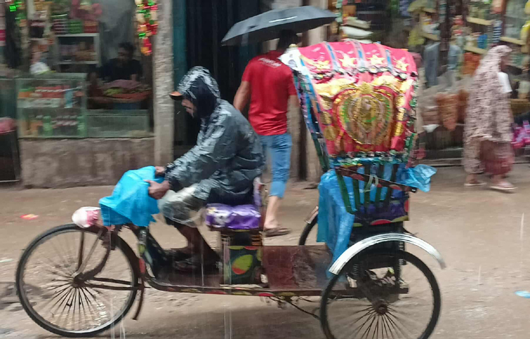 মৌচাক মোড়ে কথা হয় রিকশাচালক জাবেদ হোসেনের সঙ্গে। জাগো নিউজকে তিনি বলেন, সকাল থেকে একটানা বৃষ্টি হচ্ছে। একটু কমে তো আবার বাড়ে। ছুটির দিন এমনিতেই যাত্রী কম থাকে, তার ওপর বৃষ্টির কারণে মানুষও কম বের হচ্ছে।