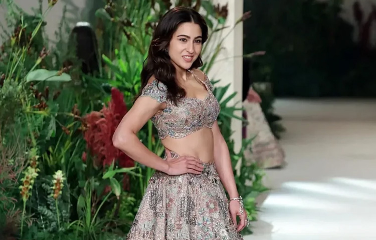 সারার অফ দ্য শোল্ডার ব্লাউজটি ছিল মোহময়, সঙ্গে গলায় কোনো গয়না না রেখে শুধু হাতে আর কানে হালকা অলঙ্কারই তার লুককে করেছে আরো মাধুর্যময়। মিনিমাল মেকআপে উঠে এসেছে স্বাভাবিক সৌন্দর্য।