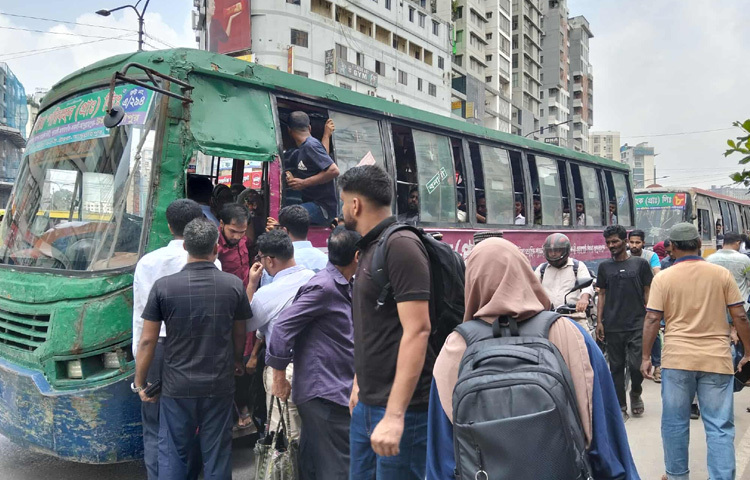 রাজধানীর শ্যামলী বাস কাউন্টারে দাঁড়িয়ে ছিলেন কারওয়ান বাজারগামী বেসরকারি চাকরিজীবী শামীম হোসেন। তিনি বলেন, গাড়িতে পা রাখার জায়গা নেই। আবার যে যানজট গাড়িতে উঠলেও কখন পৌঁছাবো বলা কঠিন।