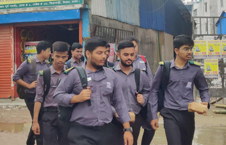 দ্বাদশ শ্রেণির শিক্ষার্থী নওরোজ আফরিন বলেন, কলেজে আসতে কেমন ভয় লাগছিল৷ তাও এলাম, আম্মু সঙ্গে এসেছে৷ পিচ্চিদের মুখগুলো চোখে ভাসছে। কান্না পাচ্ছে। এভাবে ওদের হারাতে হবে, তা কল্পনাও করিনি। হঠাৎ কী থেকে কী হয়ে গেলো, ভাবতেই পারছি না।