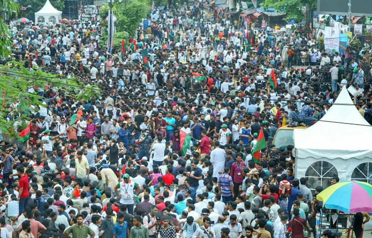 পুলিশ ও আইনশৃঙ্খলা বাহিনী সমাবেশস্থলের আশেপাশে কড়া নিরাপত্তা ব্যবস্থা নিয়েছে। শাহবাগ মোড় থেকে ঢাকা বিশ্ববিদ্যালয়ের টিএসসি, বাংলা একাডেমি ও দোয়েল চত্বর পর্যন্ত যান চলাচলে কিছুটা ধীরগতি লক্ষ্য করা গেছে। তবে এখনো বড় ধরনের কোনো অপ্রীতিকর পরিস্থিতির খবর পাওয়া যায়নি।