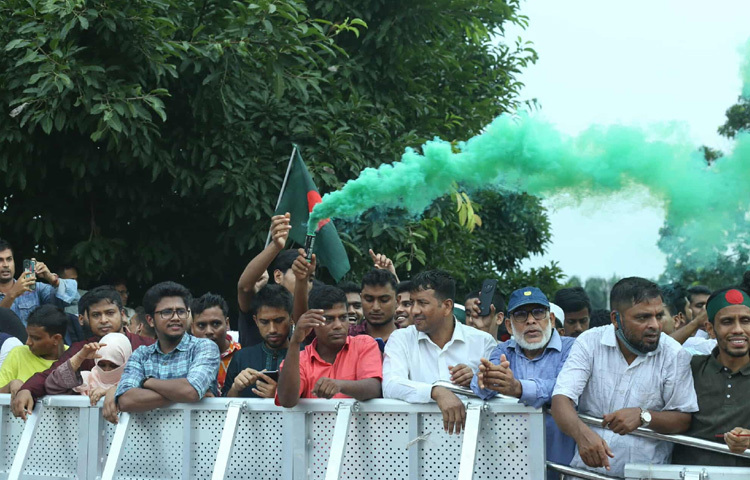 এ যেন সময়ের ফাঁকফোকরে গড়ে ওঠা এক অল্টারনেট ইউনিভার্স, যেখানে মানুষ ভুলে যেতে চায় প্রাত্যহিকতার নিয়ম আর তৈরি করতে চায় নিজের মতো করে ‘একটা দিন’ যে দিনটা রাষ্ট্রের না, মানুষের।
