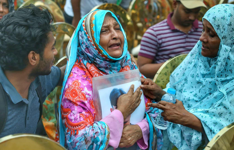 জানা যায়, এই মা মিরপুর থেকে এসেছেন। তার একমাত্র ছেলে নিহত হয়েছেন জুলাইয়ের সহিংস ঘটনার একদিনে, যখন সে পথে বেরিয়েছিল বন্ধুর সাথে মেট্রোরেলে চড়তে। ফিরেও আসেনি।