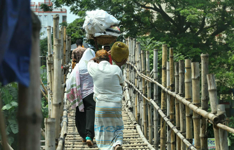 অনেক জায়গায় বাঁশের জোড়গুলো আলগা, কিছু স্থানে বাঁশ চিড়ে গেছে। হাঁটতে গেলে পা আটকে যায়, কখনো পড়ে গিয়ে হাত-পা ভাঙার ঘটনাও ঘটে।