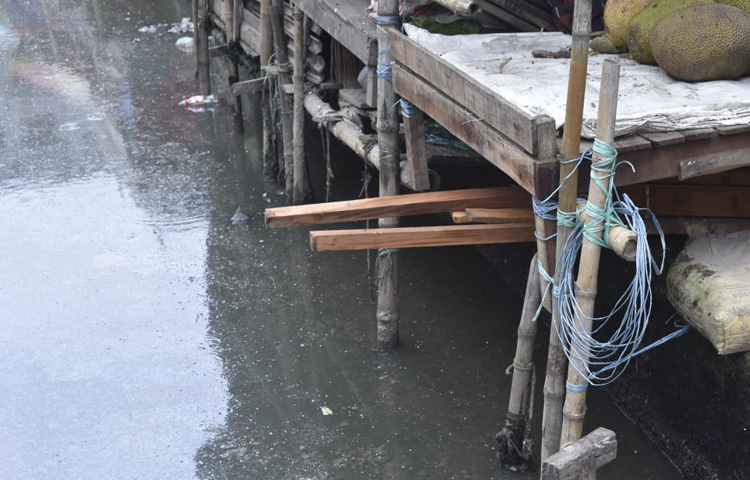 রাজধানীর উন্নয়ন প্রকল্পে কাগজে-কলমে কোটি কোটি টাকা বরাদ্দ হয়। খাল খনন, জলাবদ্ধতা নিরসনের নামে নেয়া হয় নানা প্রকল্প। কিন্তু বাস্তব চিত্র বদলায় না। প্রতিবার বর্ষার আগে আশ্বাস আর প্রতিবার বর্ষার পরে ক্ষোভ।