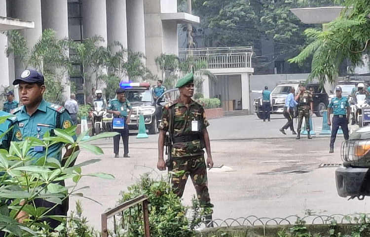 এছাড়া সচিবালয়ের ভেতরে ও বাইরে বিজিবি, র্যাব, পুলিশসহ বিভিন্ন আইনশৃঙ্খলা রক্ষাকারী বাহিনীকে তৎপর দেখা গেছে। সচিবালয়ে কর্মরত কর্মকর্তা-কর্মচারী ছাড়া আর কাউকে প্রবেশ করতে দেওয়া হচ্ছে না। সচিবালয়ে প্রবেশের স্টিকার ছাড়া কোনো গাড়িও প্রবেশ করতে দেওয়া হচ্ছে না। এমনকি সচিবালয় কাভার করা সাংবাদিকদেরও বেলা ১১টা পর্যন্ত সচিবালয়ে প্রবেশ করতে দেওয়া হয়নি।