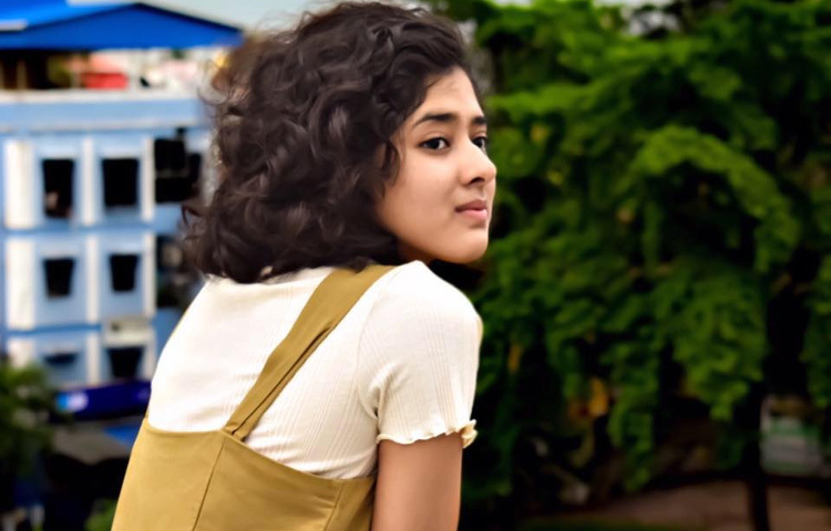 সবসময় সাজগোজ নয়, দিতিপ্রিয়ার আরেকটি বড় শক্তি তার আত্মবিশ্বাসী ‘নো-মেকআপ’ লুক। মেকআপহীন মুখে, একদম সাধারণ পোশাকে, খোলা চুলে কিংবা খোঁপা বাঁধা ছবিতে দেখা মেলে এক অন্যরকম সৌন্দর্যের। এই নিখুঁত স্নিগ্ধতাই তাকে আলাদা করে তোলে।