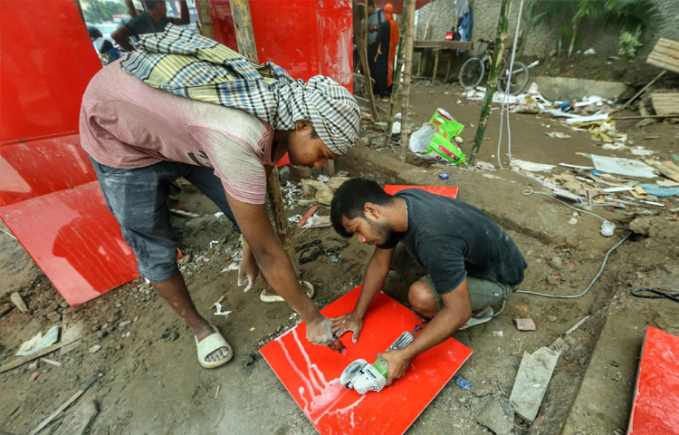 এই তোড়নটি নির্মাণ করা হচ্ছে মুগ্ধের পানির ওপর। বুক চিরে দাঁড়িয়ে থাকা স্মৃতি-স্মারকটি যেন বোঝাতে চায় এই আন্দোলনের আবেগ কতটা গভীর, কতটা প্রবহমান।