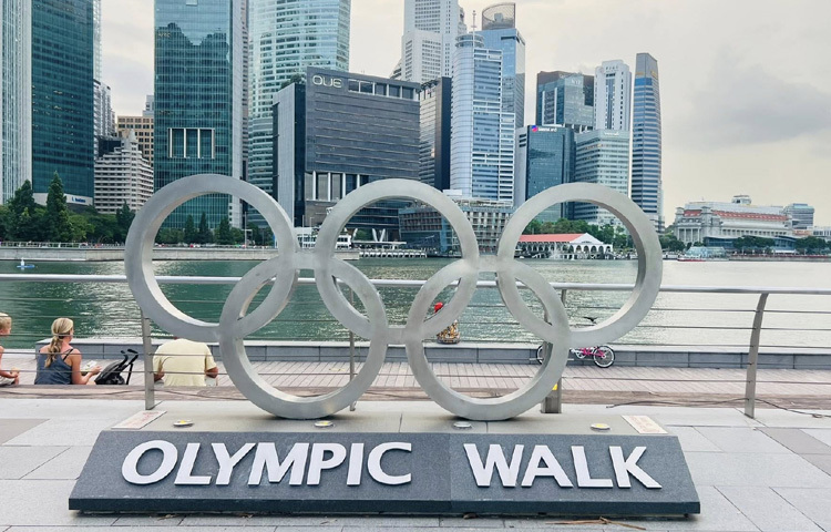 অন্যদিকে, জলবায়ু পরিবর্তনের ঝুঁকি, বৃদ্ধ বয়সী জনগোষ্ঠীর চাপ, কম জন্মহার এবং বৈশ্বিক রাজনৈতিক উত্তেজনা দেশটিকে নতুন বাস্তবতার মুখোমুখি করছে।