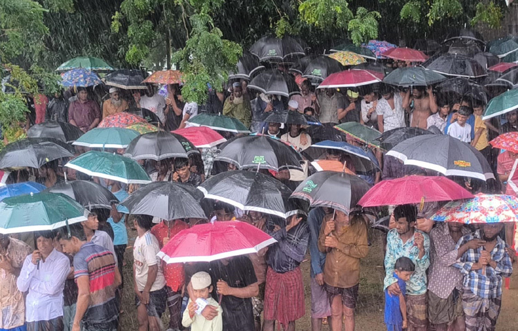 প্রতিযোগিতা দেখতে সকাল থেকে প্রচণ্ড বৃষ্টির মধ্যে সুরমার দুই পাড়ে জড়ো হতে থাকেন নারী-শিশুসহ সব সব বয়সী মানুষ। সোনার তরী, গরিবের তরী, বীর দর্পণ, বীর পবন নামে নৌকা এ প্রতিযোগিতায় অংশ নেয়।