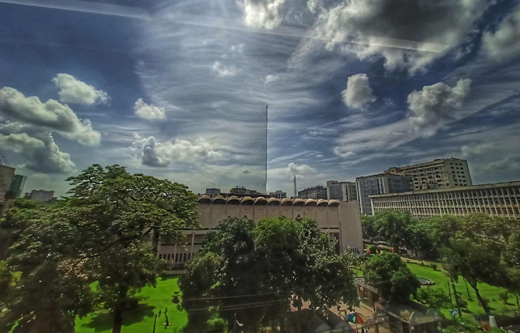 আজকের এই ছবি শুধু প্রকৃতির নয়, বরং ঢাকার জীবন্ত চিত্রেরও এক শ্রুতিমধুর প্রতিফলন।