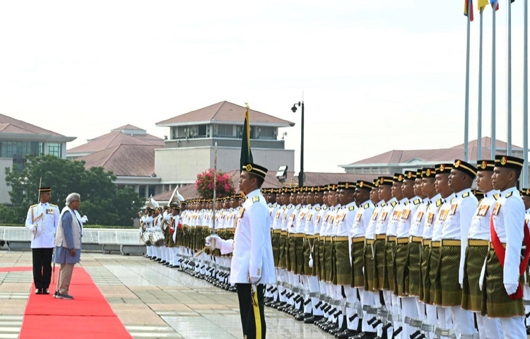 পুত্রজায়ায় বাংলাদেশের জাতীয় সংগীত পরিবেশনের সময় তারা উপস্থিত ছিলেন।