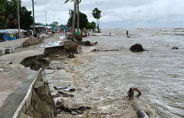 আরসিসি রাস্তা, সাইডে কার্ডস্টোন ও সেগমেন্ট টালি দিয়ে ফুটপাত করার কথা। সেই কাজটিতেও অনিয়মের অভিযোগ করেছে স্থানীয়রা। কাজটি বর্তমানে বন্ধ রয়েছে বলে জানিয়েছেন কুয়াকাটা পৌরসভার প্রশাসক ইয়াসীন সাদেক।